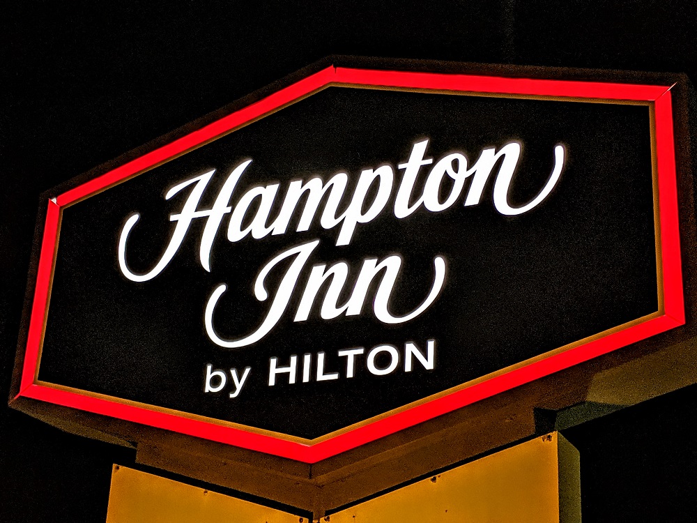 Hampton Inn by Hilton sign logo