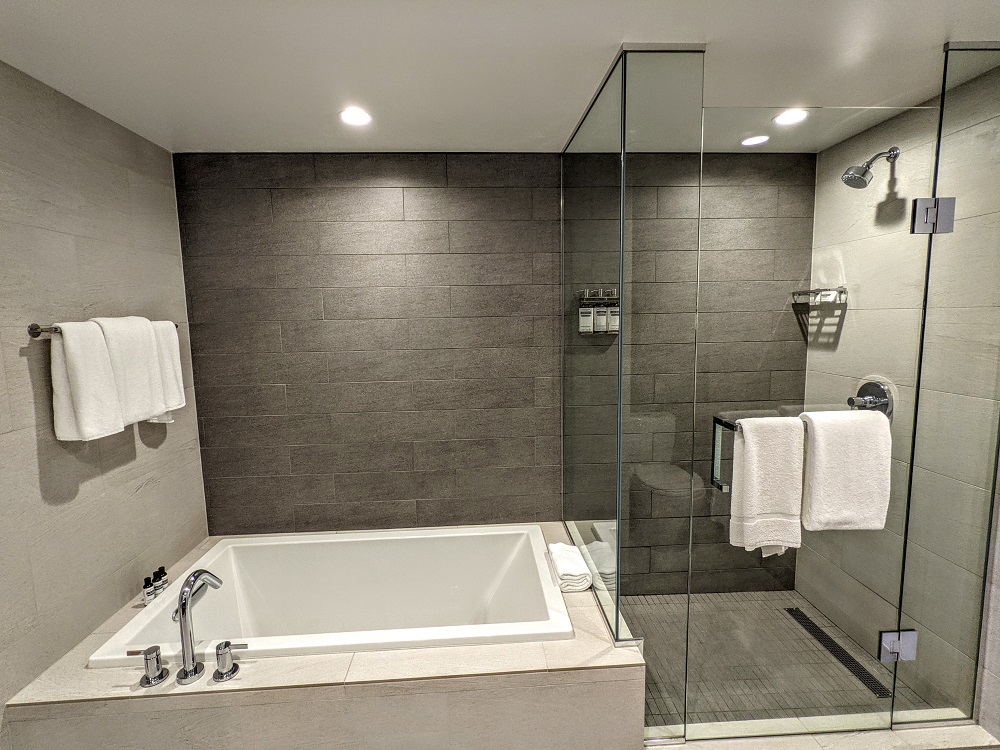 Hyatt Regency Seattle - Regency Suite bathroom