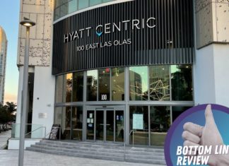 Show entrance of Hyatt Centric Las Olas with a thumbs up