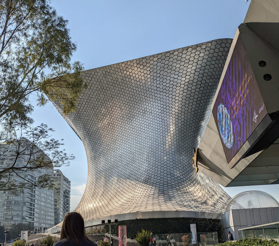 Museo Soumaya with a curved roof
