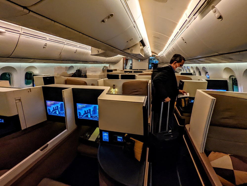 Business class cabin on Etihad 787-9 Dreamliner AUH-SIN