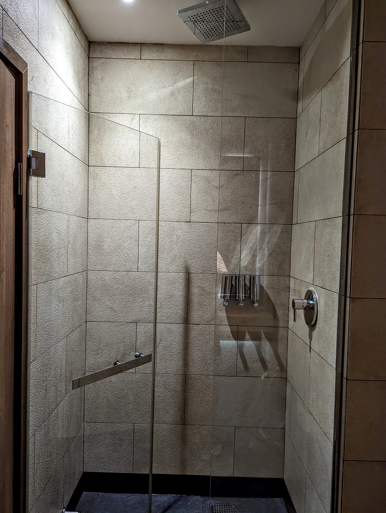 Shower in Ahlein lounge in Abu Dhabi airport