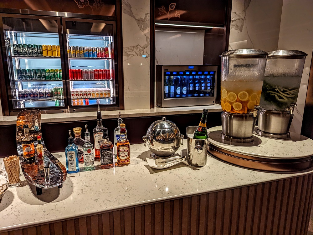 Singapore Airlines Changi - SilverKris Lounge drinks
