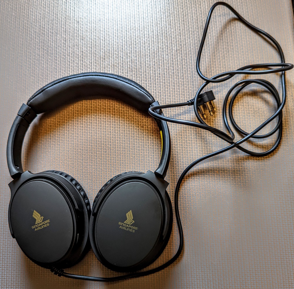 Singapore Airlines SIN-JFK SQ24 Business Class - Noise cancelling headphones