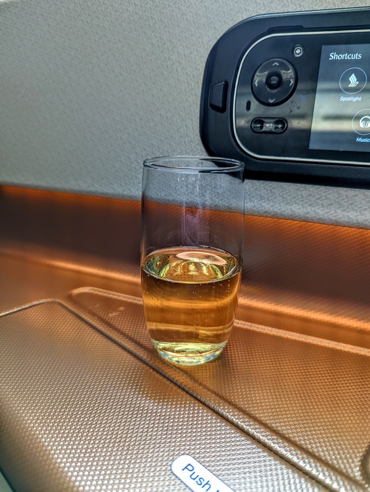 Singapore Airlines SIN-JFK SQ24 Business Class - Pre-departure champagne