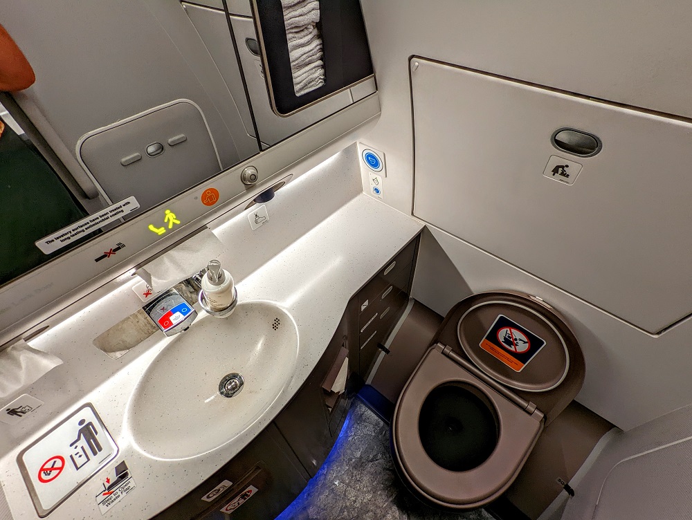 Singapore Airlines SIN-JFK SQ24 Business Class - Restroom