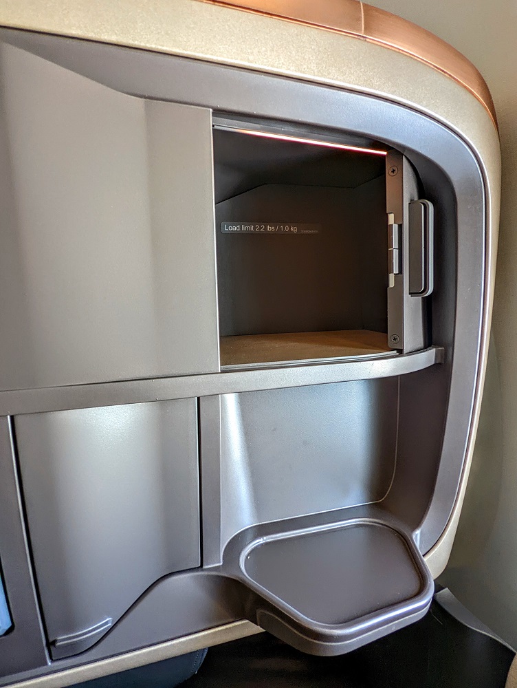 Singapore Airlines SIN-JFK SQ24 Business Class - Small storage compartment & drinks tray