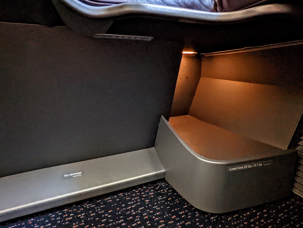 Singapore Airlines SIN-JFK SQ24 Business Class - Storage beneath footwell