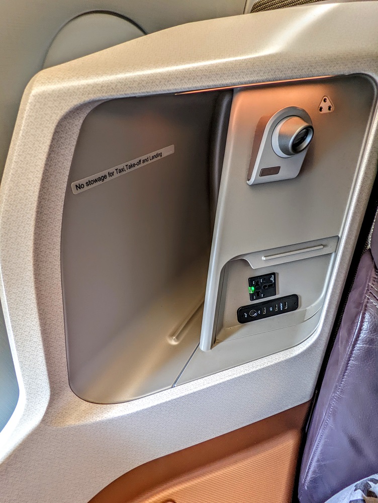 Singapore Airlines SIN-JFK SQ24 Business Class - Storage, light & power outlets