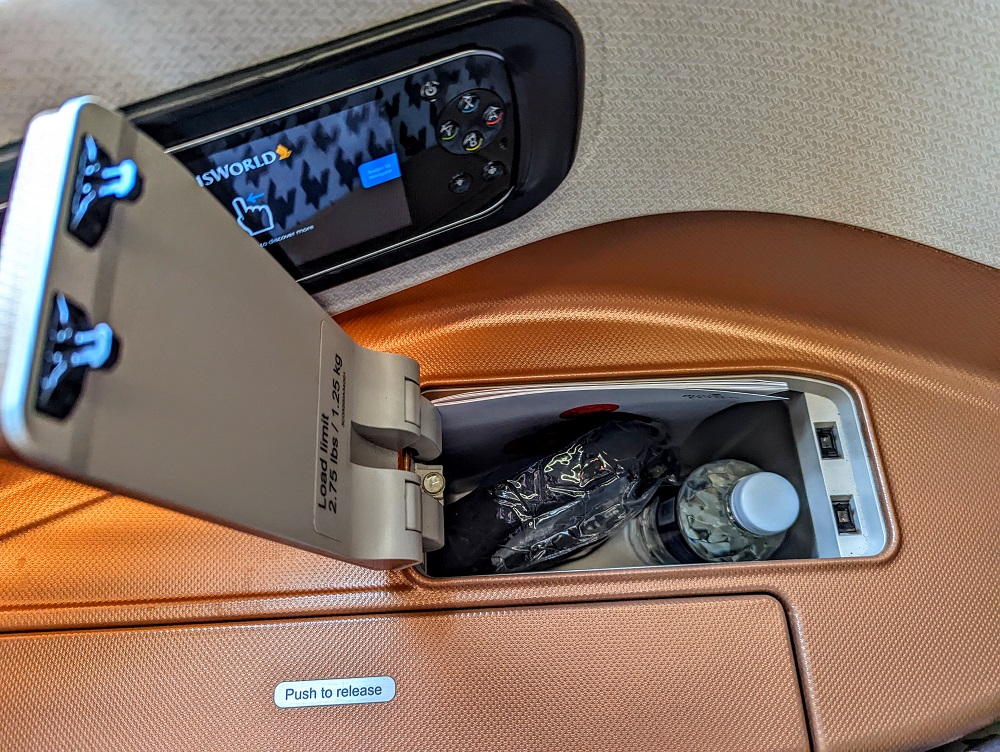 Singapore Airlines SIN-JFK SQ24 Business Class - Storage, water bottle & noise cancelling headphones