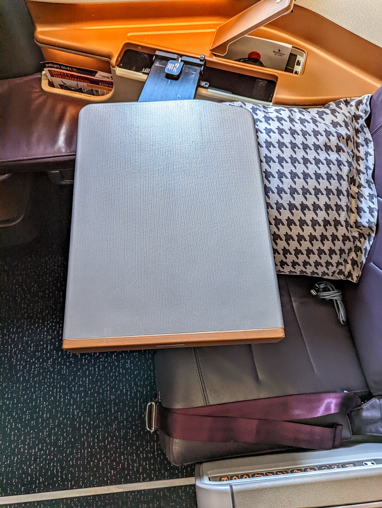 Singapore Airlines SIN-JFK SQ24 Business Class - Tray table
