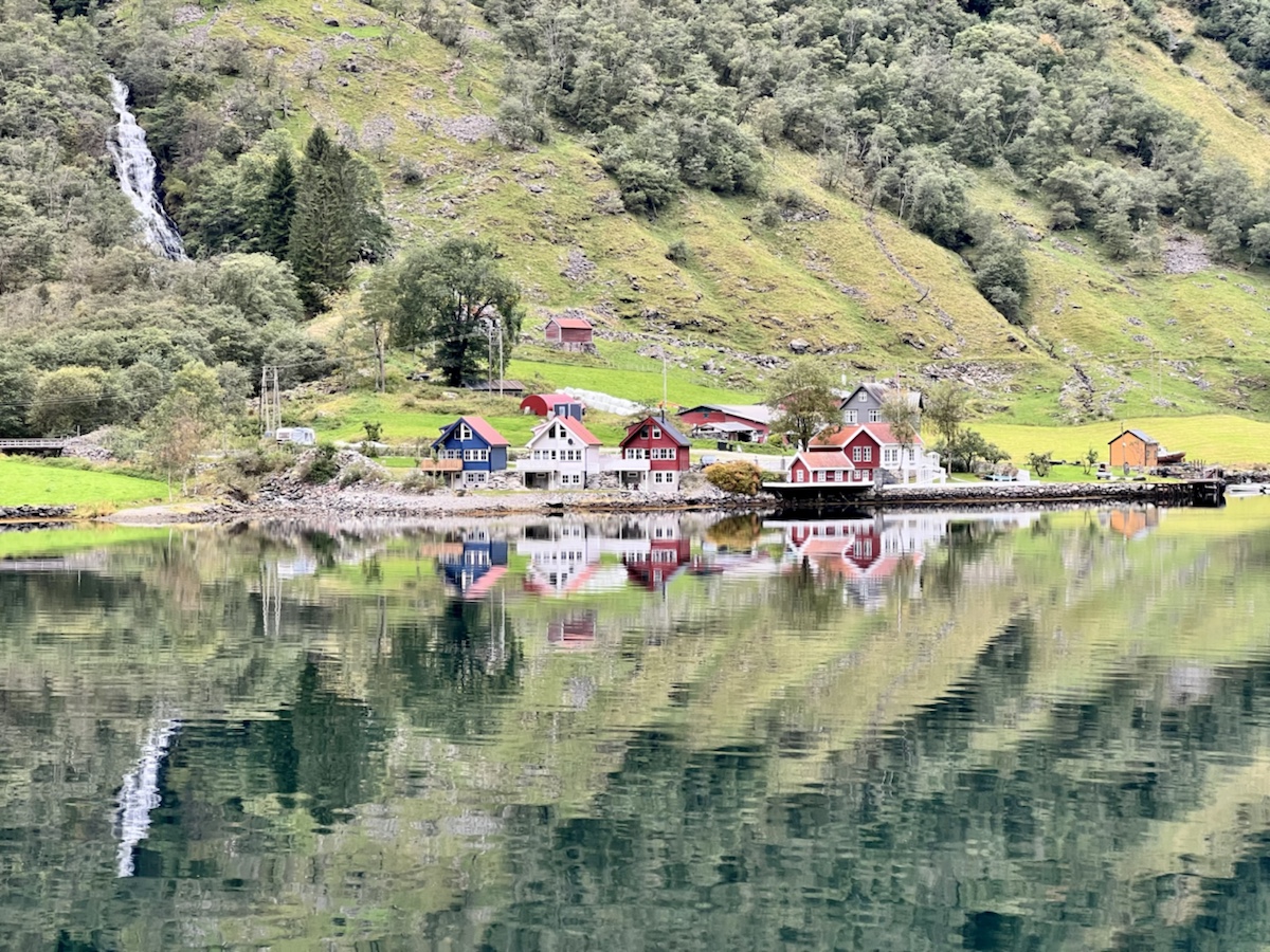 a group of houses on a lake
