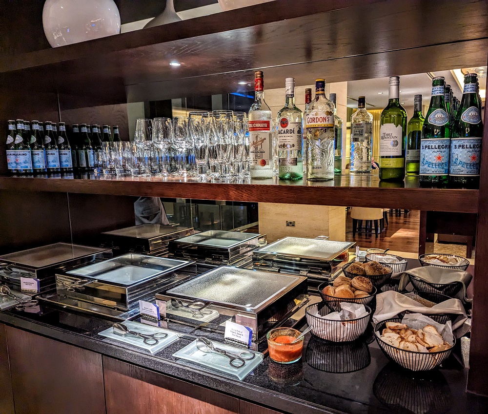 Hyatt Regency Oryx Doha - Club Lounge hot food & alcoholic beverages