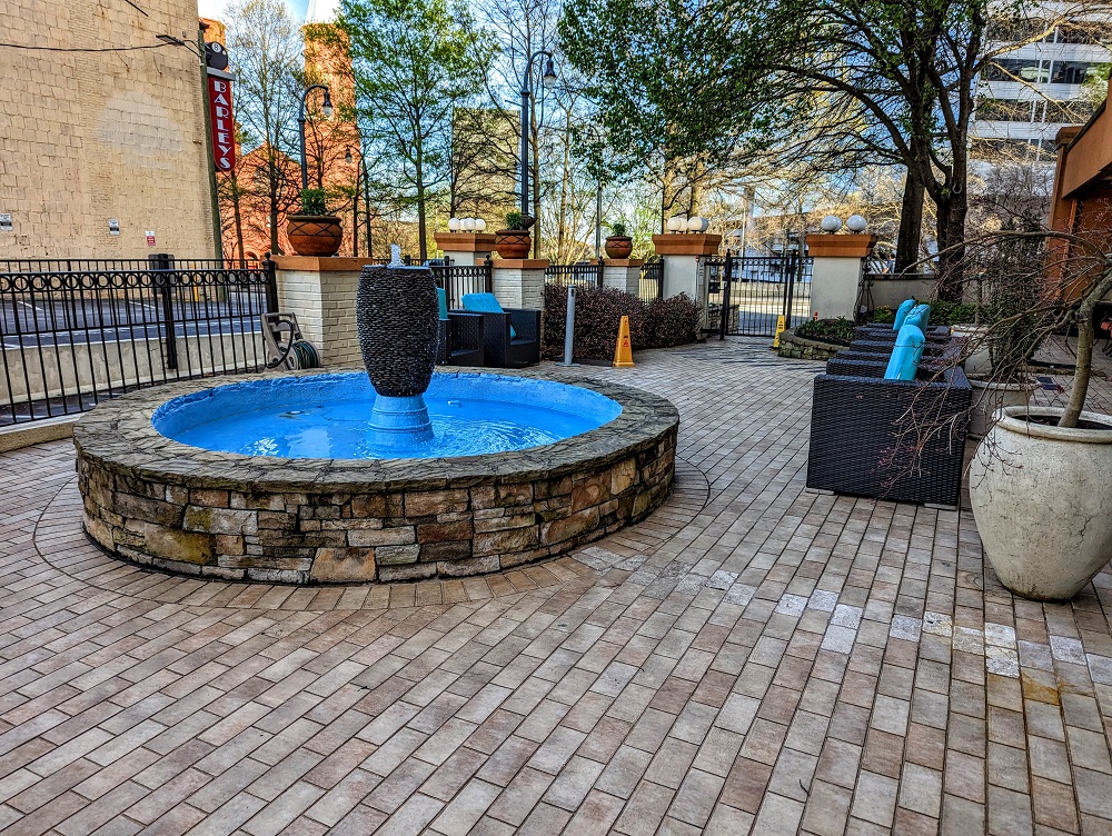 Hyatt Place Atlanta Downtown - Fountain & outdoor seating out front