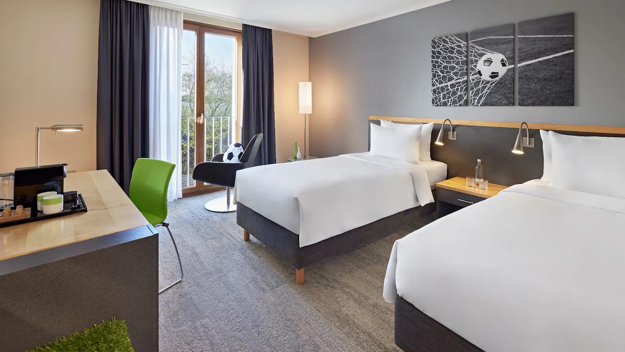 2 Twin Beds Deluxe room at the Lindner Hotel Leverkusen BayArena (image courtesy of Hyatt)