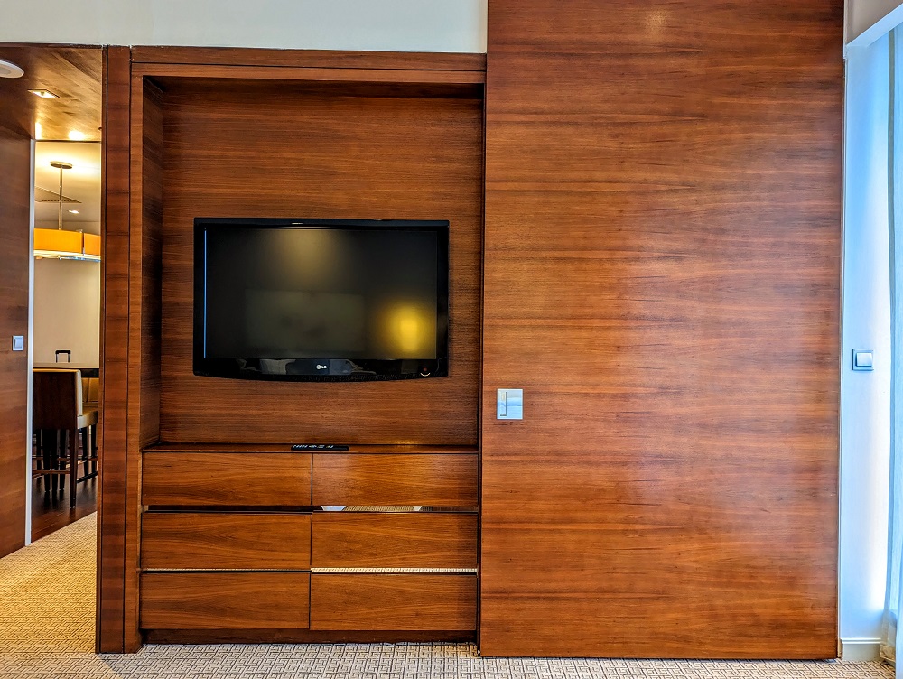Grand Hyatt Macau - Bedroom TV & closet