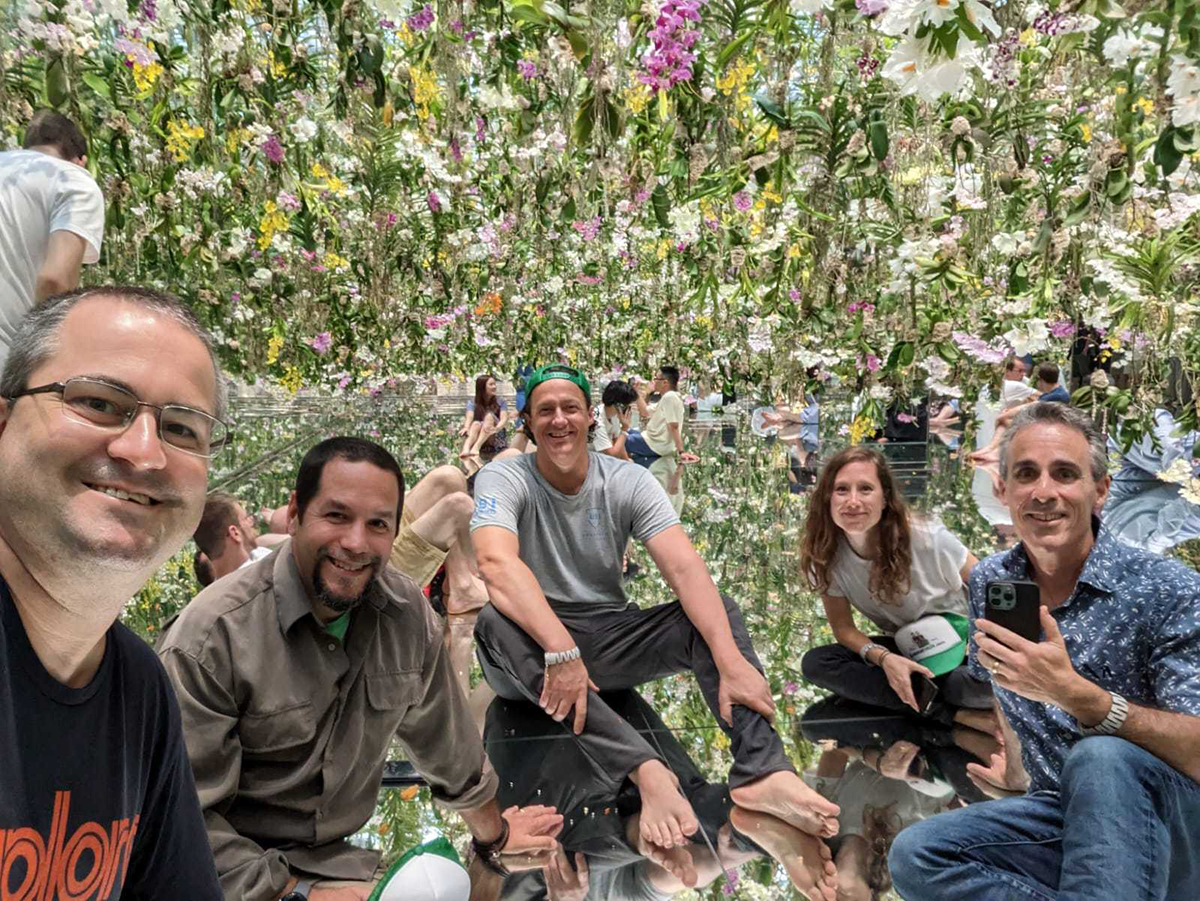 Look at these nice folks in TeamLabs Tokyo hanging orchids exhibit