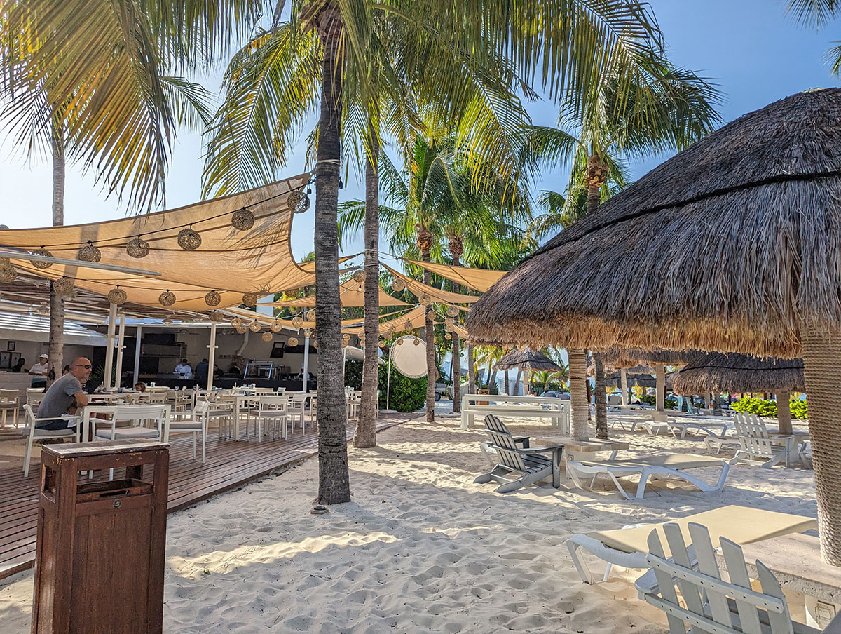 Intercontinental Cancun - Le Cap Beach Club seating