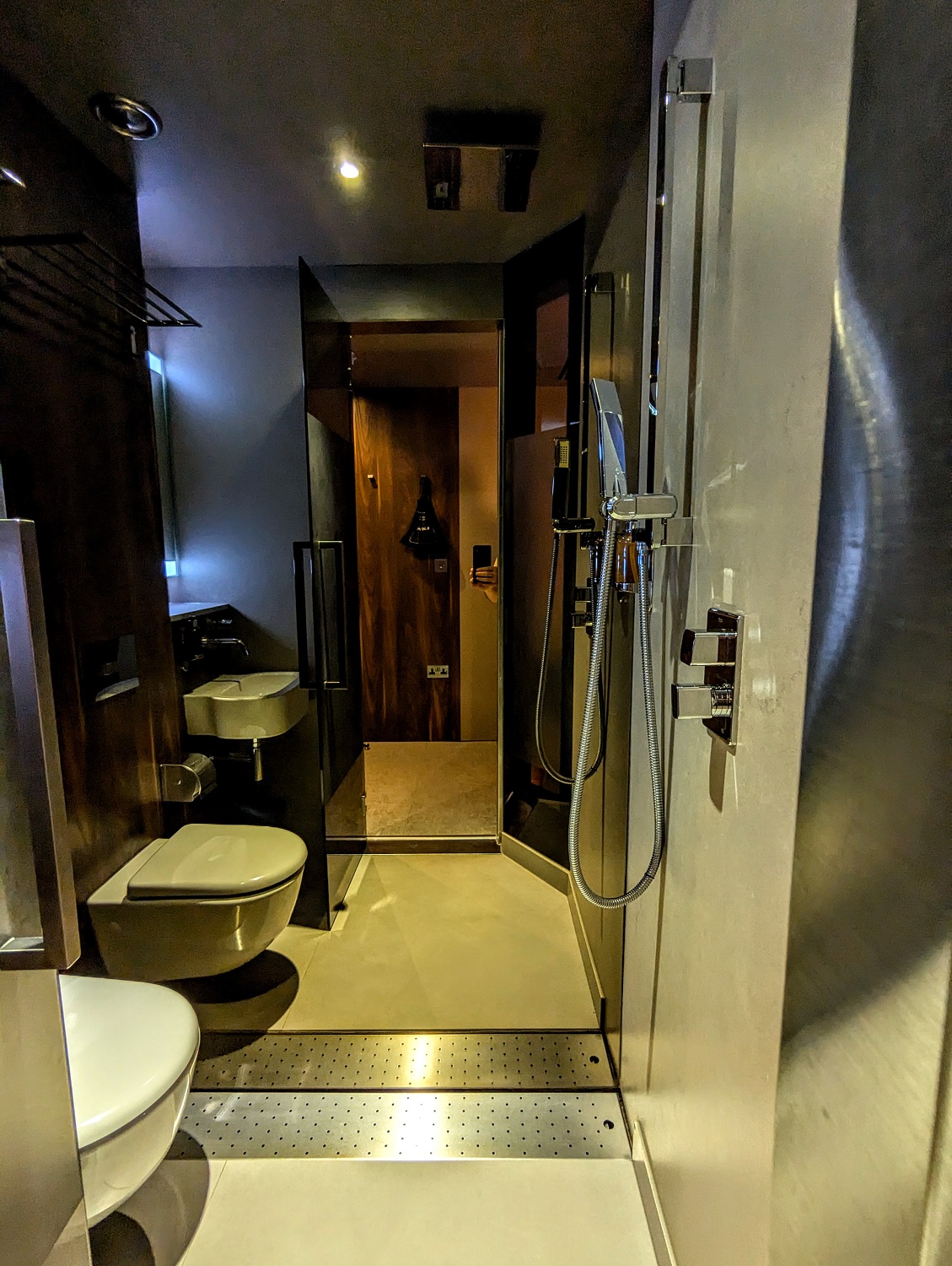 Bloc Hotel London Gatwick Airport - Bathroom wetroom