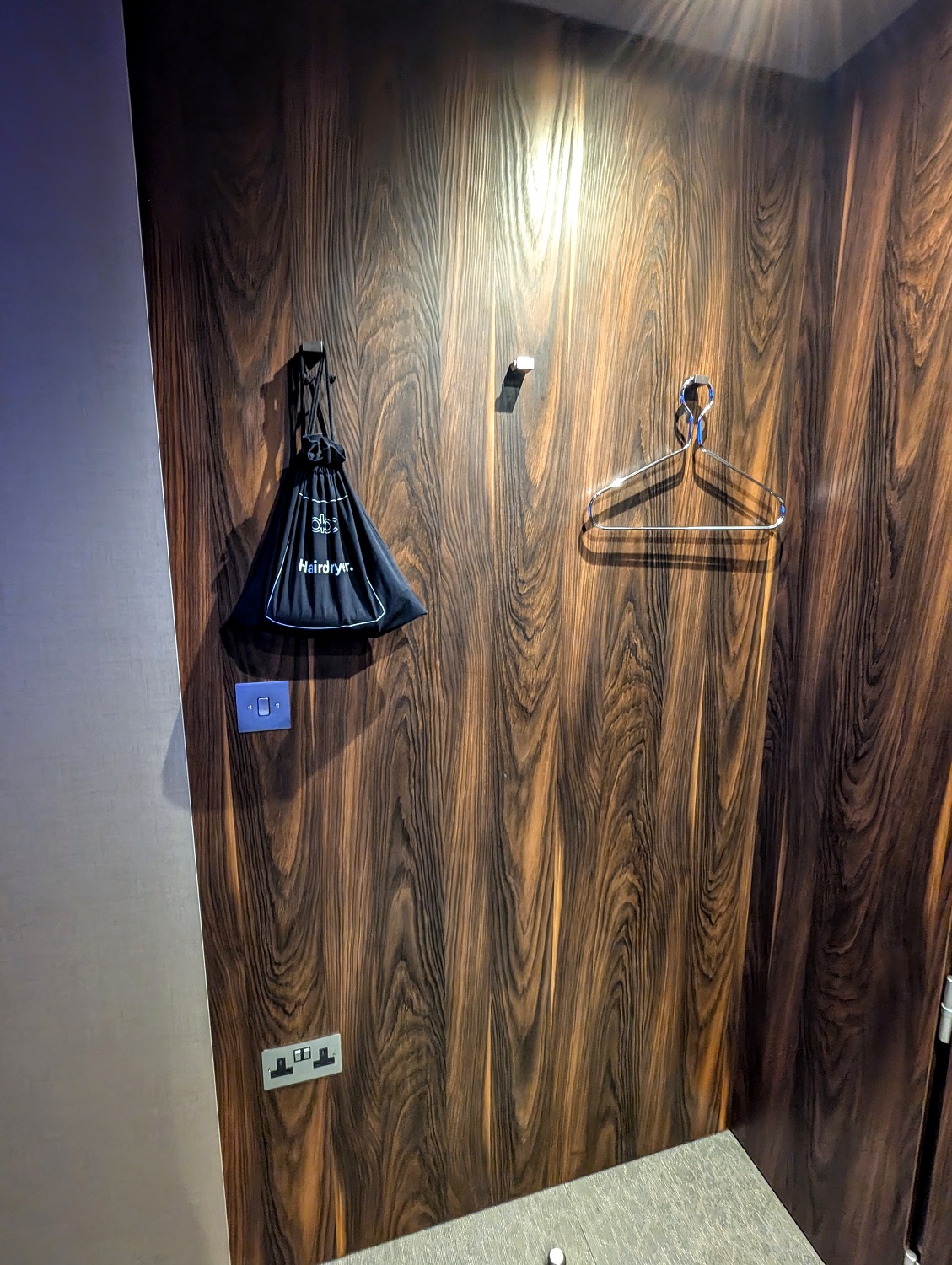 Bloc Hotel London Gatwick Airport - Closet area with hairdryer