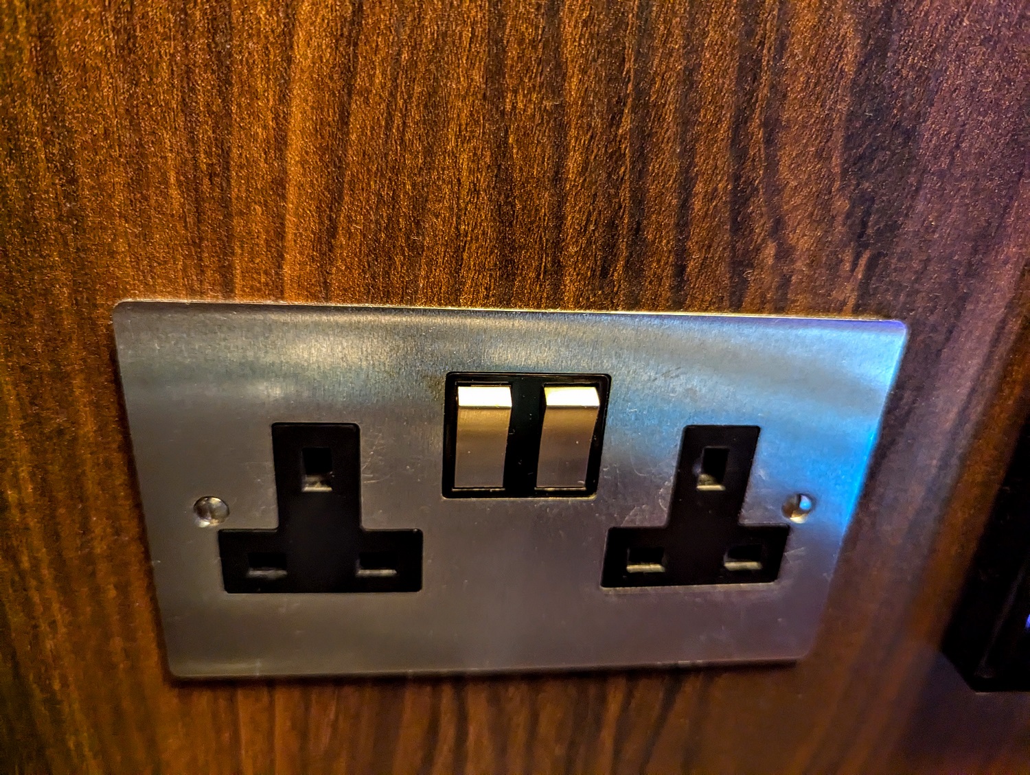 Bloc Hotel London Gatwick Airport - Power outlets