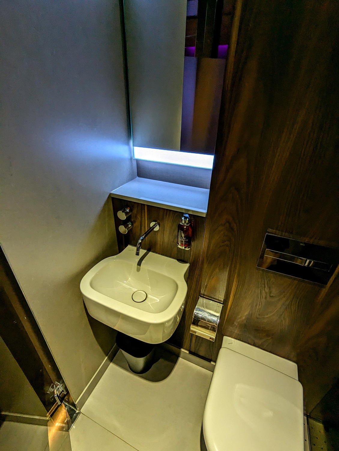 Bloc Hotel London Gatwick Airport - Toilet & sink