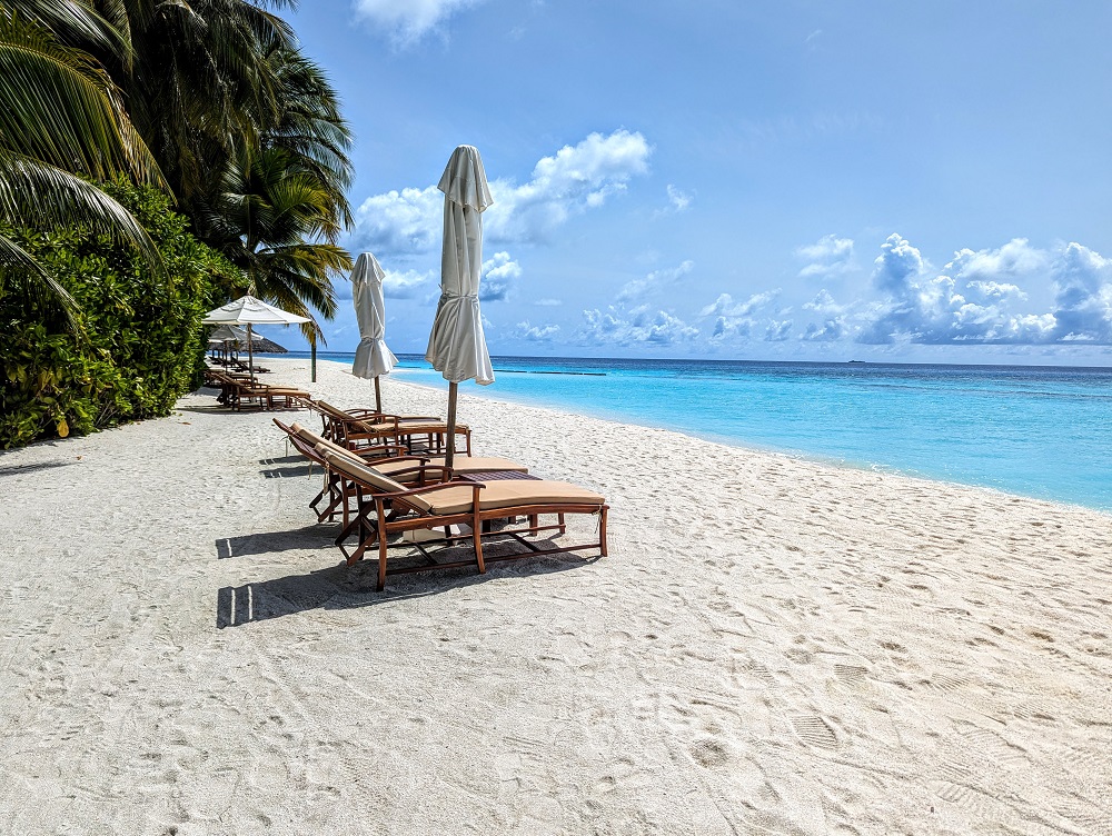 Conrad Maldives Rangali Island - Beach next to the reef