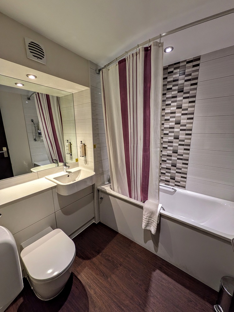 Premier Inn London Heathrow Terminal 4 - Bathroom