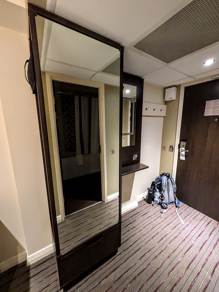 Premier Inn London Heathrow Terminal 4 - Closet