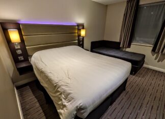 Premier Inn London Heathrow Terminal 4 - Double bed and sofa bed chaise lounge