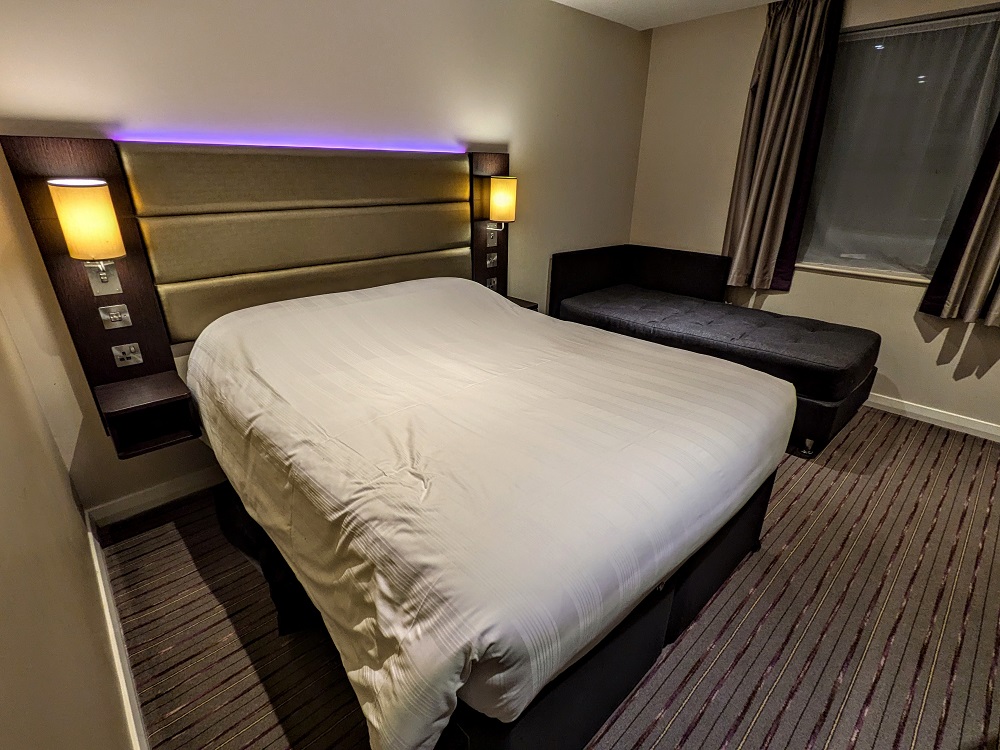 Premier Inn London Heathrow Terminal 4 - Double bed and sofa bed chaise lounge