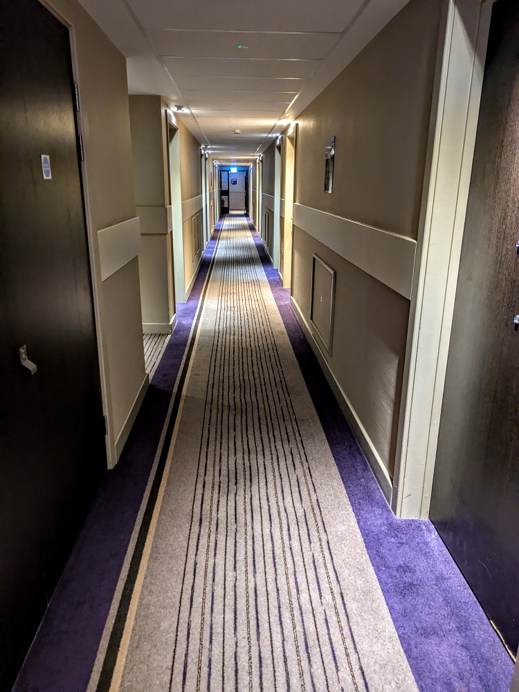 Premier Inn London Heathrow Terminal 4 - Hotel hallway