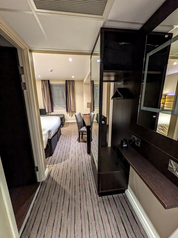 Premier Inn London Heathrow Terminal 4 - Room entrance