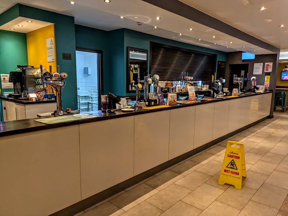 Premier Inn London Heathrow Terminal 4 - Sports bar