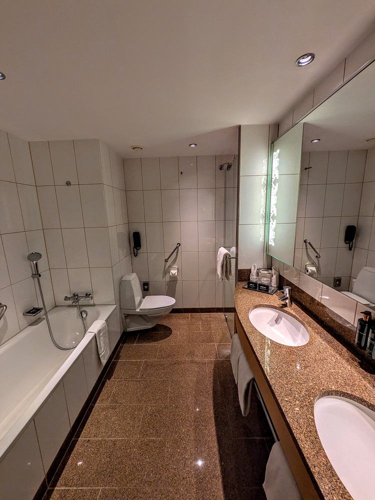 Clarion Hotel Copenhagen Airport - Bathroom
