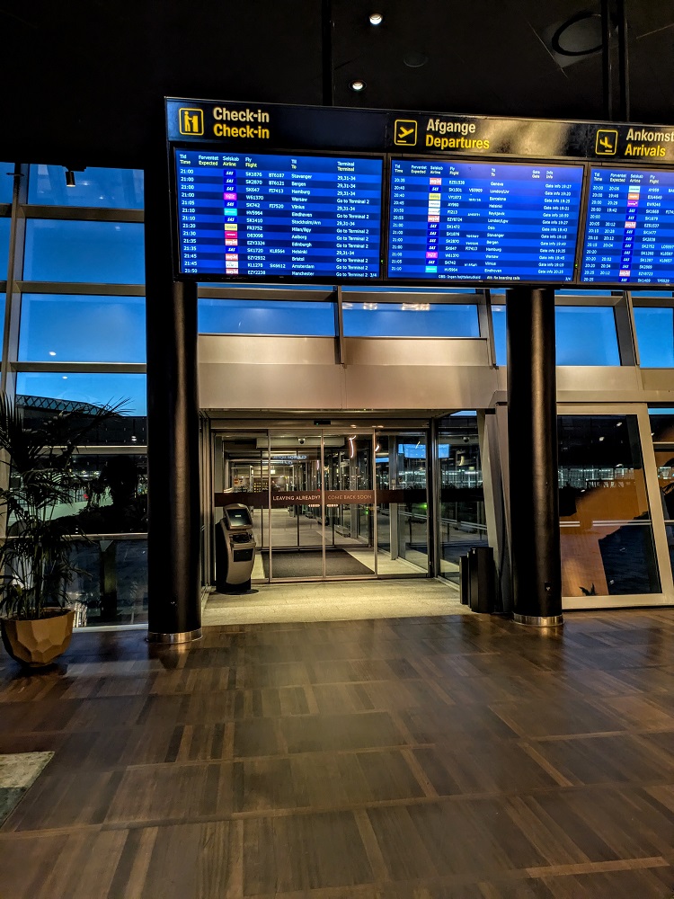 Clarion Hotel Copenhagen Airport - Enclosed walkway from the hotel to the airport + arrival and departure boards
