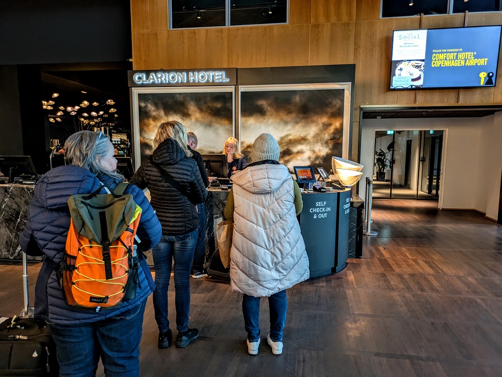 Clarion Hotel Copenhagen Airport - Front desk with self check-in kiosks