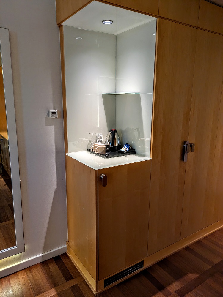 Clarion Hotel Copenhagen Airport - Tea & coffee-making facilities with mini bar beneath