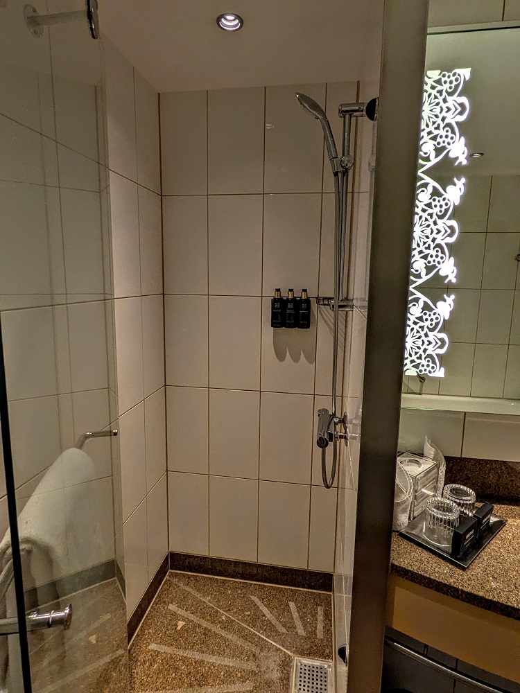 Clarion Hotel Copenhagen Airport - Walk-in shower