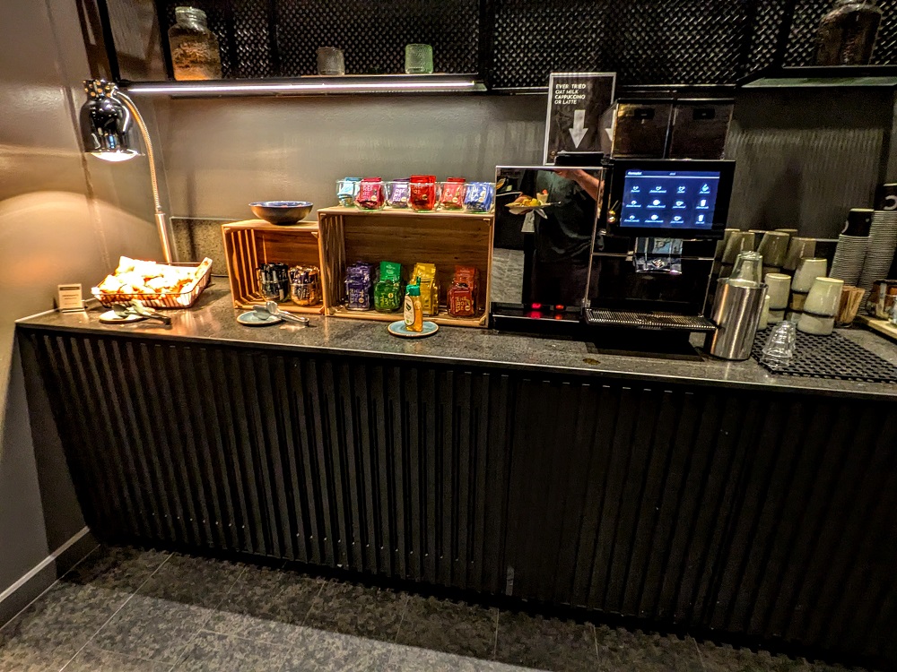 Clarion Hotel Copenhagen Airport breakfast - Tea & coffee station