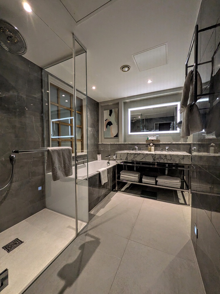 London Hilton on Park Lane - Deluxe Park Lane Suite bathroom