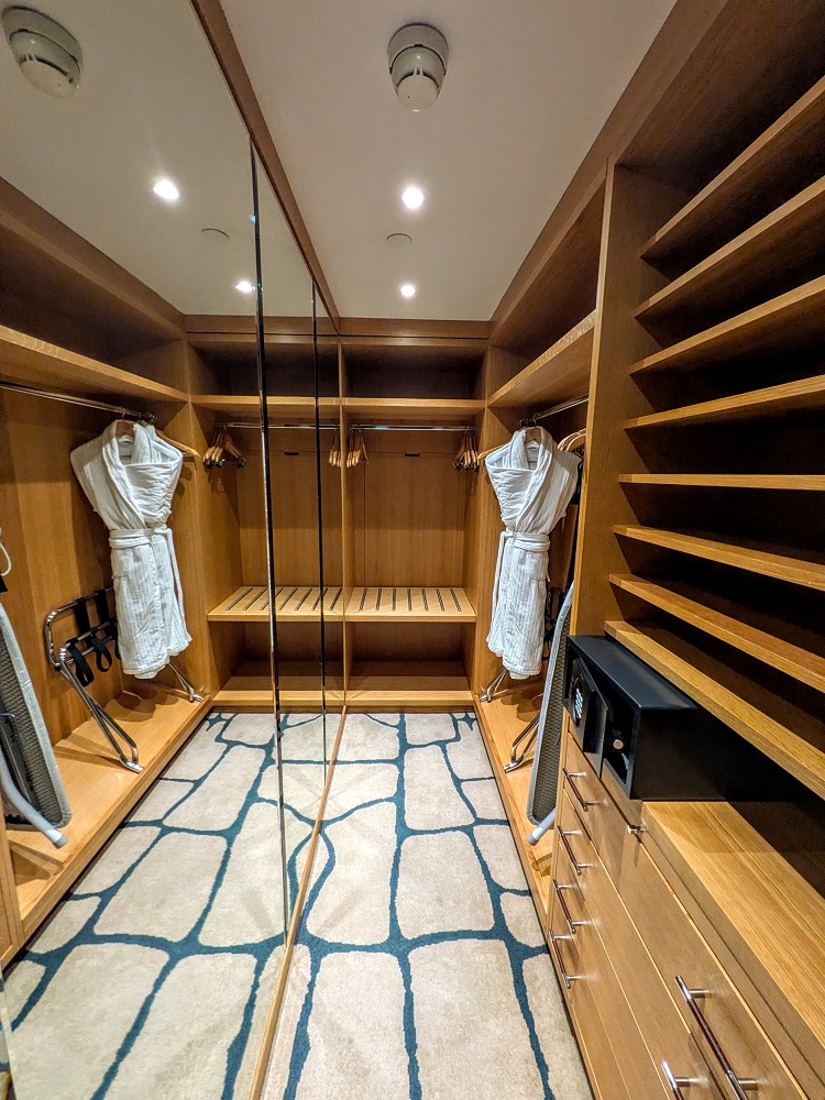 London Hilton on Park Lane - Deluxe Park Lane Suite walk-in closet