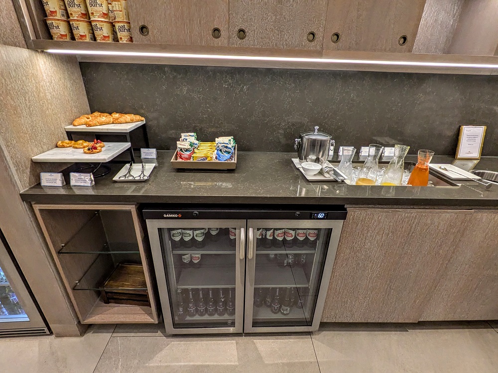 London Hilton on Park Lane - Executive lounge breakfast - Delicious vegan pastries, muesli, & fruit juice