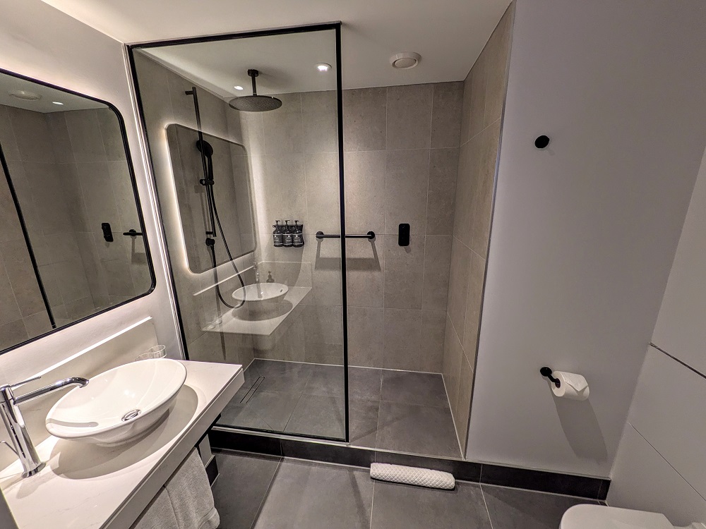 Hyatt House London Stratford - 1 King Bed Suite Cherry Park View - Bathroom - the lack of a barrier for half the shower caused the floor to get soaked