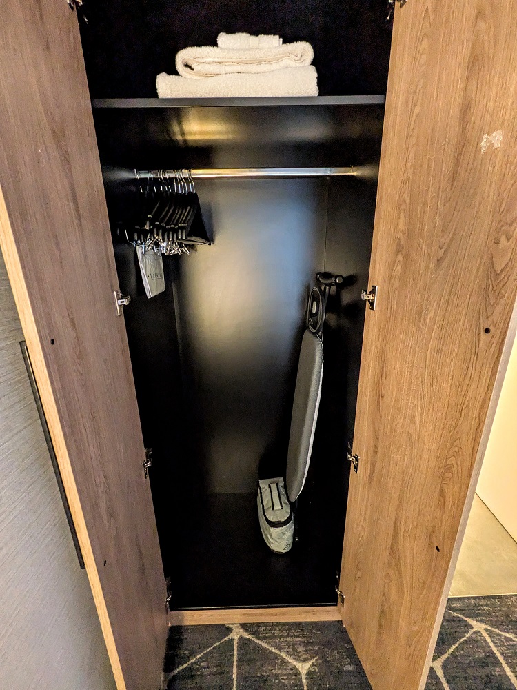 Hyatt House London Stratford - 1 King Bed Suite Cherry Park View - Closet