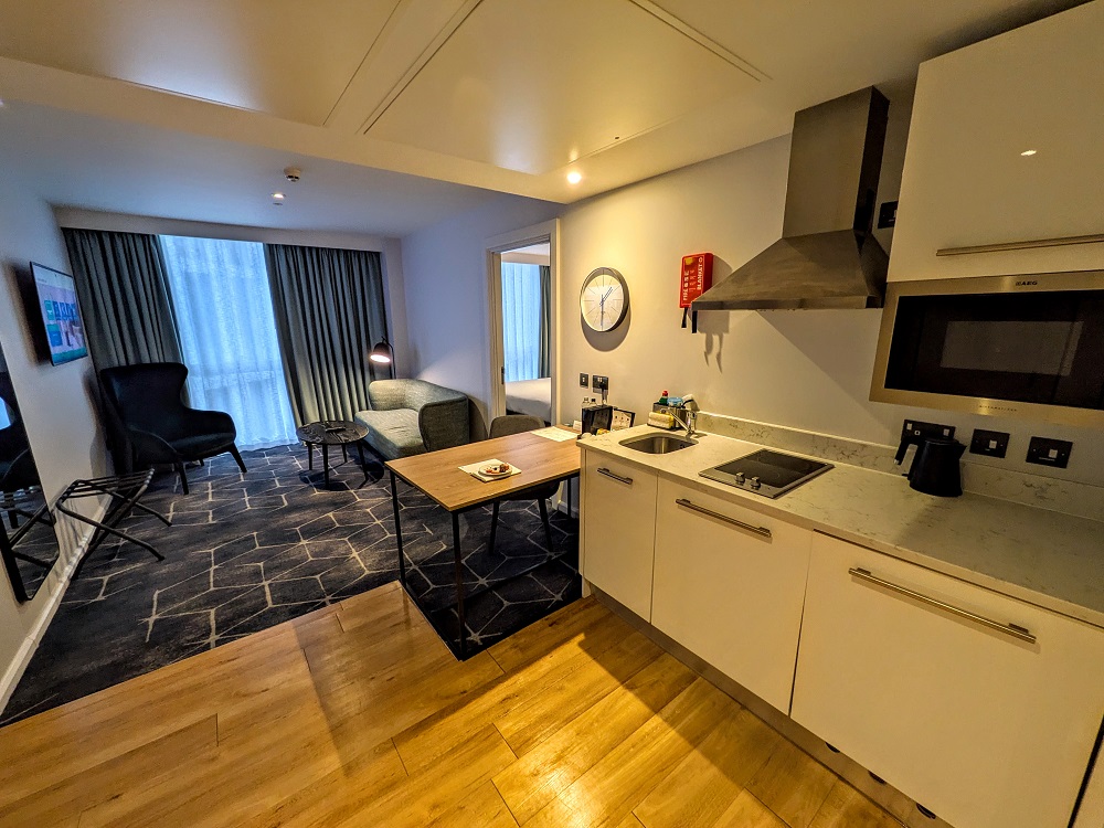 Hyatt House London Stratford - 1 King Bed Suite Cherry Park View - Kitchen & living room