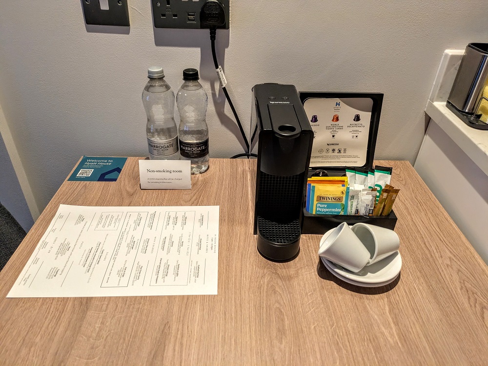Hyatt House London Stratford - 1 King Bed Suite Cherry Park View - Tea & coffee items (there was also an electric kettle on the counter)
