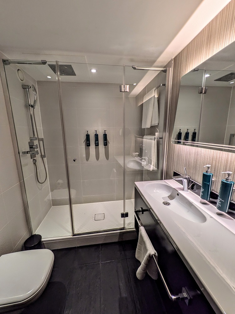 Hilton London Heathrow Airport Terminal 4 bathroom