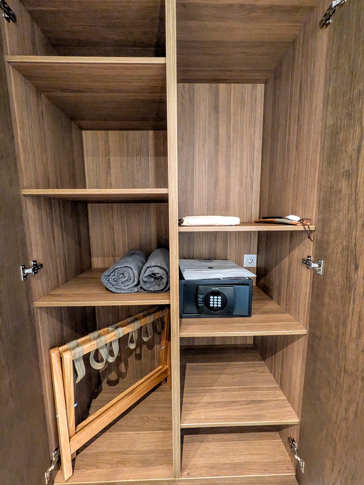 JW Marriott Crete Resort & Spa - Inside closet
