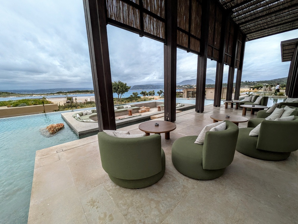 JW Marriott Crete Resort & Spa - Suncti poolside bar seating